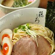 香りがよい「心の味食品」のストレートな太麺。無化学調味料のつけ麺です。熱盛りがおすすめです！