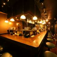 カウンター席のみのお店ですが、お一人様でもお気軽にご来店いただける落ち着いた雰囲気です。