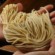 つけ麺は「心の味食品」の麺を使用しています。特に熱盛りでは香りまで堪能していただけます。