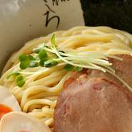 麺は、濃厚な鶏白湯スープとのからみもちょうどよいストレートな太麺です。熱盛りがおすすめ！