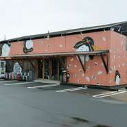 ご店主の紀川さんは大手コーヒーメーカーを脱サラ後、このお店を開店。当時からホテルのレストランなどと交流が深く、そこで得たアイディアが個性の強い徳島ラーメンを広い層のアピールできる味に変えたのです。 