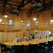 スペースをたっぷり取った店内、シンプルな内装、そこで流れるBGMはJAZZ！　落ち着いた雰囲気の中で、ゆったりとラーメンをご堪能ください！