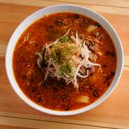 自家製らー油、コチジャン、さらに炒めたキムチで酸味も加わった旨辛の奥深さが魅力！