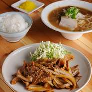 豚骨でとった、らーめんと豚肉の炒めという豚系最強コラボ！