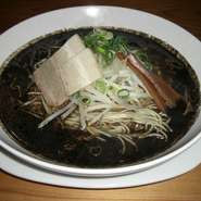 魔油が入ってスープにコクが出ます。