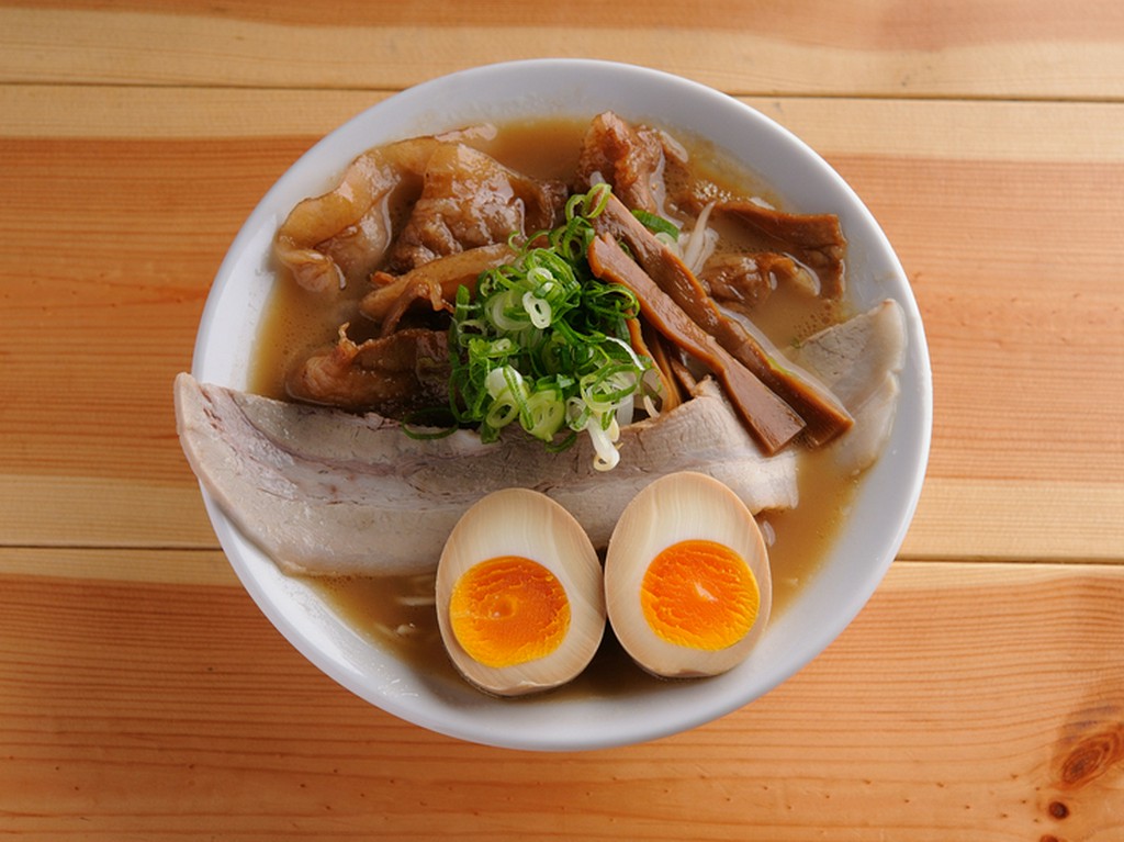 まる福肉らーめん　小：850円　中：950円　大：1050円(税込)