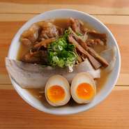 注文を受けてから生肉を調理。柔らかさを保ったお肉の旨みがスープをさらに美味にする！