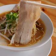 手切りしたビッグサイズのチャーシューがインパクト大！