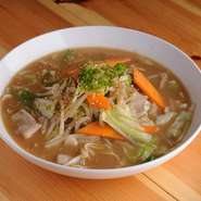 地元産の新鮮野菜を使い、これ一杯で一日に取るべき野菜の栄養が取れる、というヘルシーさ