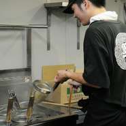 従来の徳島ラーメンで主に使われていた中細麺ではなく、このお店では自慢のスープによく絡む細麺を使用。