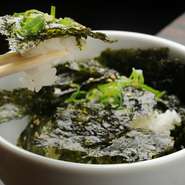京丹後産コシヒカリ100％使用。自家製のタレとのりの相性は抜群！　シンプルながら人気の味です。
