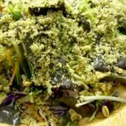 10種の野菜はなサラダ（自家製のパン粉と黒ゴマドレッシング）