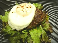 ステーキ肉を包丁でミンチ、100％フィレ肉を使っています。