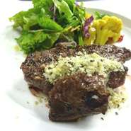 伊豆牛を使ったお楽しみメニューです。
（画像はある日のおまかせランチです。ライス、スープ付）