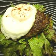 ステーキ肉を包丁でミンチ、100％フィレを使っています。
（ライス、スープ付）