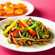 細切りの牛肉と、やはり細切りにした筍、ピーマンに彩りにパプリカ（カラーピーマン）も一緒に炒めました。