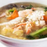 新鮮な海鮮や野菜をたっぷり入れています。あんがちょうどよいスープのとろみとなり、麺にからみます。