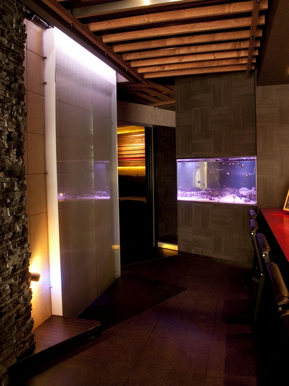 滝が流れ、魚が泳ぐ、大人の遊び心満載の店内