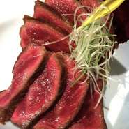 毎日仕入れる新鮮な魚介。刺身・アクアパッツァなどのお料理も充実しています★
贅沢にアワビのステーキ、黒毛和牛は食通にはおなじみの希少部位イチボ。鴨肉は特製のソースがきいて
ワインにもぴったりです!!