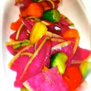 鮮やかな色彩の浅漬けは、地元・千葉県の富里市の旬の野菜を使用。野菜本来のやさしい甘みも感じられます。