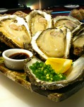シーズンものですが、ほのかな磯の香りと、クリーミーで独特な甘みの牡蠣は、ワインと一緒にどうぞ。