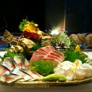 魚の鮮度に自信があるからこそおすすめの逸品。旬の魚を使った「夢なめろう」も人気の一皿です。