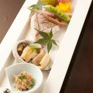 落ち着いた雰囲気が流れる＝すずなり＝。上品な一皿・繊細な逸品が数々と並ぶ中、会話も弾む…。招かれた人が喜ぶ、おもてなしで優美なひと時をお過ごしください。