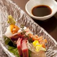 オーナー自らが毎日市場へ向かい仕入れる鮮度の高い食材。歯ごたえ・質感・風味を活かし仕上げる自慢の逸品の数々。一つ一つの味がしっかりとした絶品メニューをぜひご賞味ください。