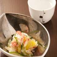 デザイナーが手掛けた店内に料理の映える見せる器。料理も器もどちらをとっても主役級の贅沢品。どこを見ていても楽しめる、会話の中にも華が咲くひと時を…。