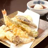 上質な【太白胡麻油】で揚げる旬食材。軽い口当たりで飽きを感じさせない逸品。