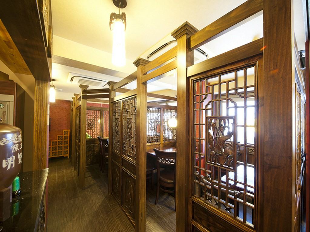 落ち着いて店内で香り高い料理を堪能