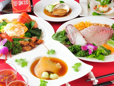 豪華な中華料理を仕上げる繊細なシェフの技