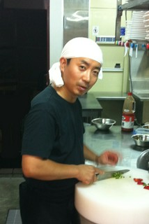 豪華な中華料理を仕上げる繊細なシェフの技