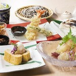 【前菜】お新香盛り合わせ・蕎麦味噌・だし巻き玉子【お造り】お造り三種盛り昆布醤油仕立て
【寿司】炙り〆鯖の押し寿司
【天ぷら】天ぷらの盛り合わせ　大海老・オクラ
【〆蕎麦】〆せいろ
【甘味】蕎麦の実アイス