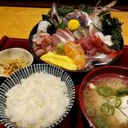 氷見漁港直送の新鮮なお造りとあら汁、富山産コシヒカリをご堪能ください！