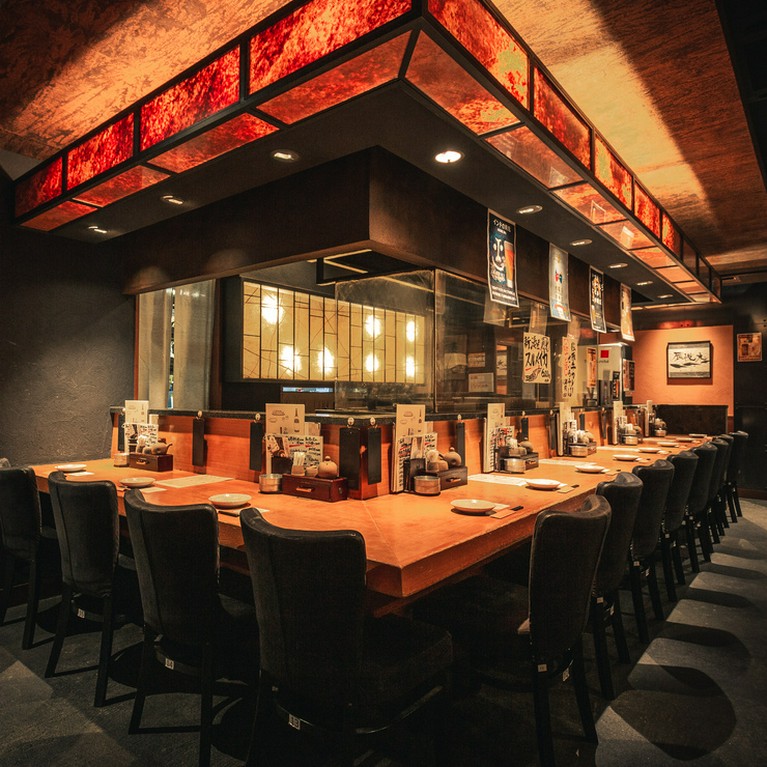 柔らかな照明の店内で心地よいひとときをお過ごしください