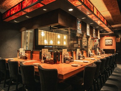 柔らかな照明の店内で心地よいひとときをお過ごしください