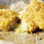 鶏のミンチとすきたれが染み込んだ、ポテトとチーズたっぷりの人気のコロッケです。
