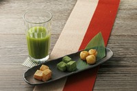 鶏三和監修の丼たれと、名古屋コーチンと烏骨鶏の卵で仕上げた贅沢な親子丼です。