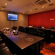 25名様以上の場合、貸し切りでご利用いただけます。飲み放題：お一人様120分制　コース代＋2,500円(10分ラストオーダー)　生ビールを含む130種類のドリンクが飲み放題となります。楽しい時間をお過ごしください！