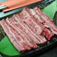 中落ちカルビは骨から出る髄の旨味成分を含んでいるため、旨みや甘みが通常のカルビ以上に濃厚。
肋骨の間のバラ肉
Meat between the ribs