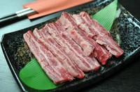 中落ちカルビは骨から出る髄の旨味成分を含んでいるため、旨みや甘みが通常のカルビ以上に濃厚。
肋骨の間のバラ肉
Meat between the ribs