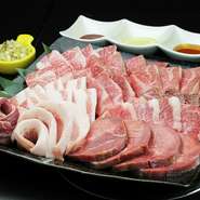 牛タン、トントロ、サムギョプサル他常陸牛カルビ・ハラミ等その日のおすすめ肉の盛り合せです。