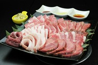 牛タン、トントロ、サムギョプサル他常陸牛カルビ・ハラミ等その日のおすすめ肉の盛り合せです。