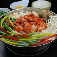 秋・冬にはホルモン鍋！　ハイボールやビールとの相性は抜群です。お飲物とご一緒にお試しください。