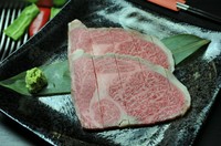 肩ロースとサーロインをつなぐ部位
Part that connects the chuck roll and sirloin