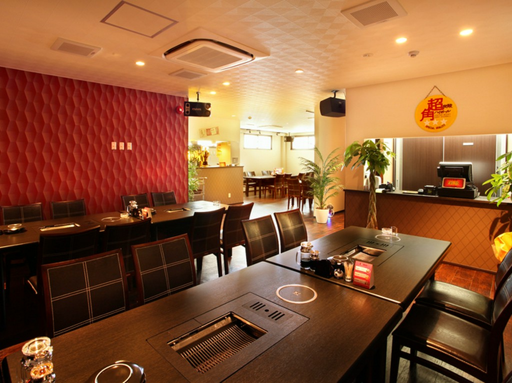 大切なご接待やご会食にもご利用いただける10卓48席の店内！