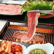 常陸牛焼きしゃぶ、特選肉盛合せ、炙り寿司の豪華ラインナップ。お祝いケーキとスパークリングワイン付き