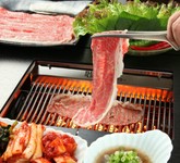常陸牛焼きしゃぶ、特選肉盛合せ、炙り寿司の豪華ラインナップ。お祝いケーキとスパークリングワイン付き