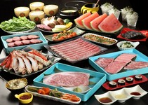 常陸牛サーロイン焼きしゃぶ、極上肉盛、炙り寿司といった豪華ラインナップに、料理長厳選の海鮮焼き付き。